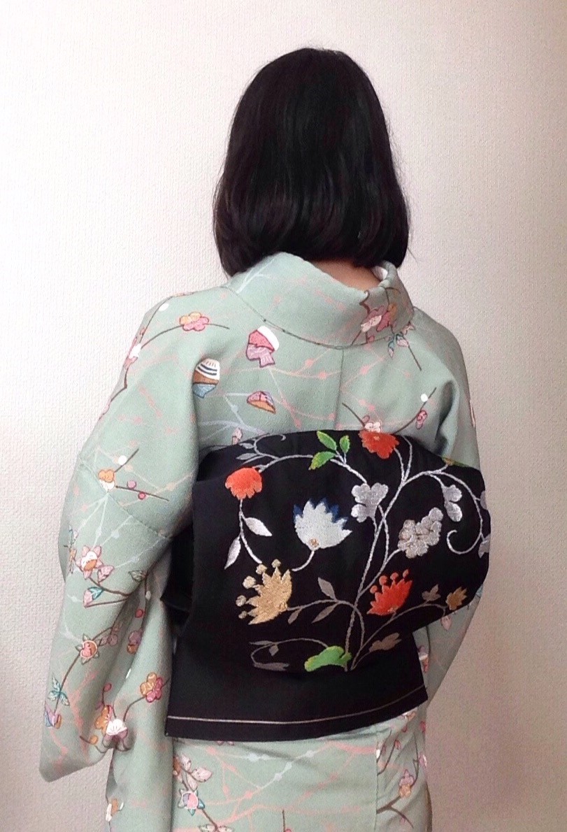 結び納めの草花刺繍の帯／大阪の着付け教室きものたまより
