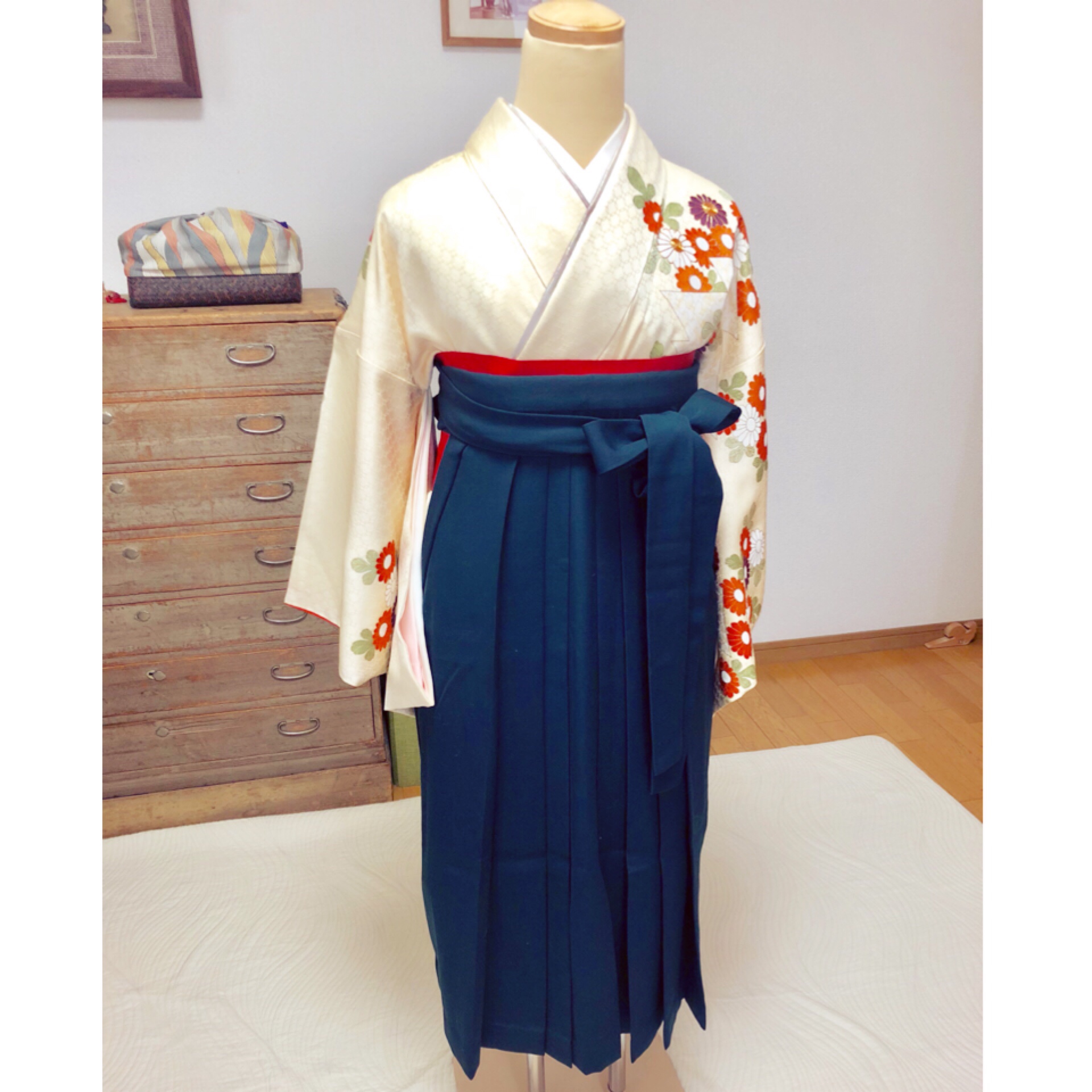 娘さんに文化祭の袴の着せ付けをされるお母様【大阪京橋の着付け教室きものたまより】
